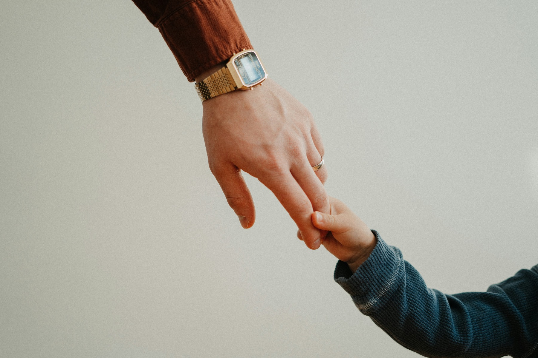 White Luing Law. Family Law and Divorce Lawyer. Blog Post. Minnesota Child Support Guide If I Make 1,000 A Week How Much Child Support Do I Pay. Image of a child holding his fathers hand.